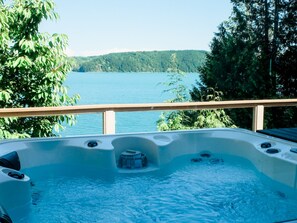 Bañera de hidromasaje al aire libre