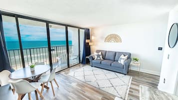 TV connectée, livres, vidéothèque