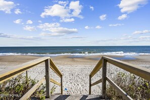 Plage, chaises longues, serviettes de plage