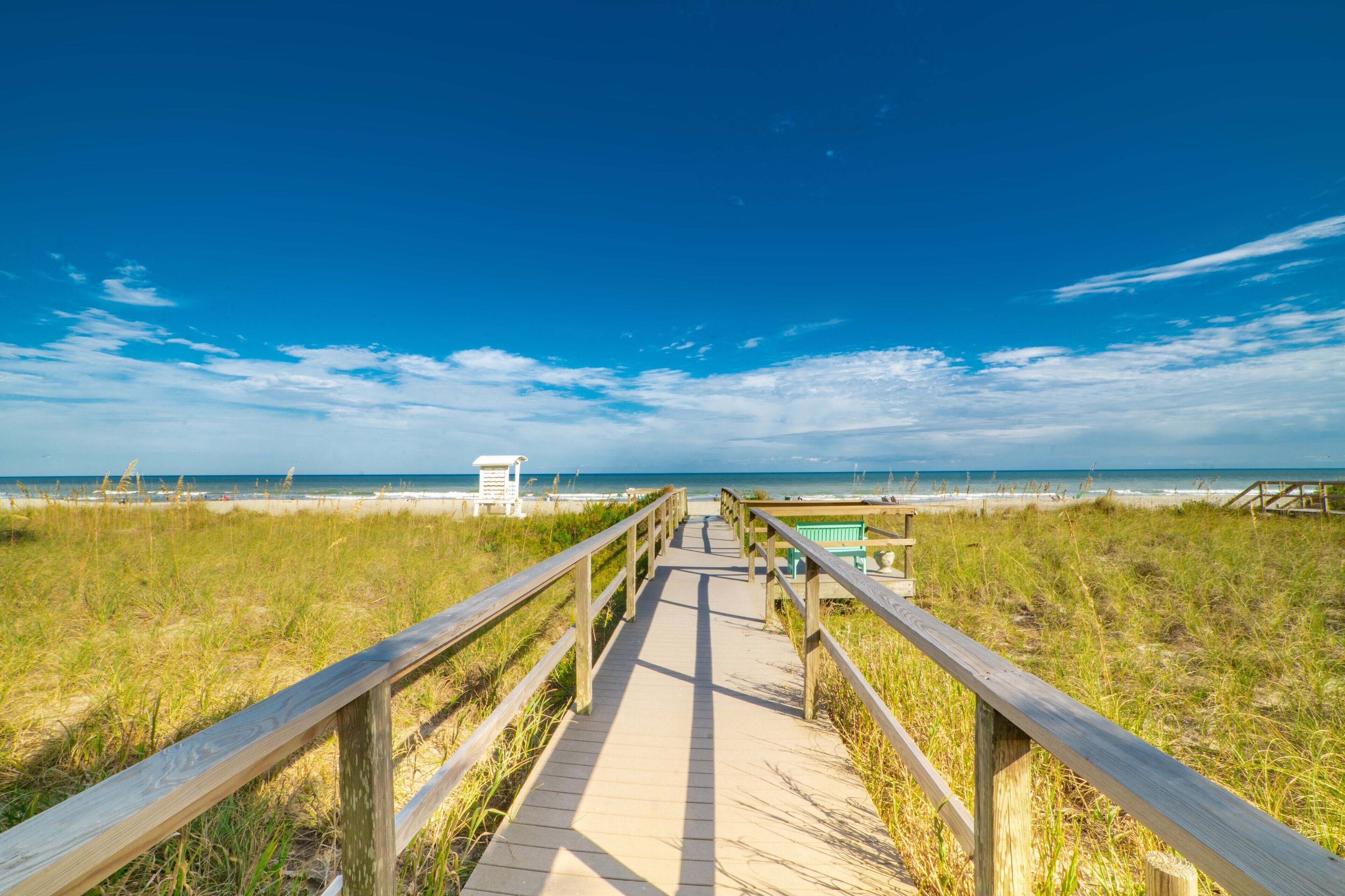 Plage, chaises longues, serviettes de plage