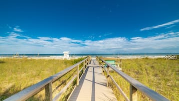 Plage, chaises longues, serviettes de plage