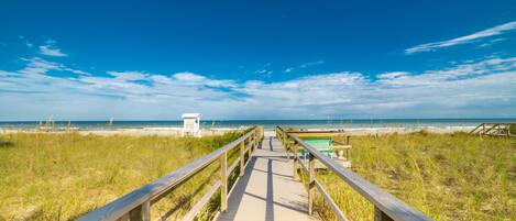 Plage, chaises longues, serviettes de plage