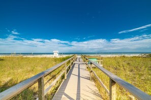 På stranden, solsenger og strandhåndklær