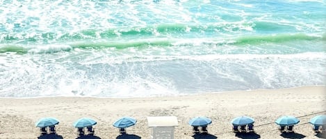 Plage, chaises longues, serviettes de plage