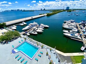 Marina - Modern  apartment with Miami Skyline view on the bay 5 min to beach free parking (North Bay Village)