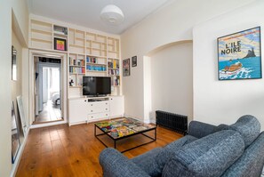 Fernseher, Kamin, Bücher