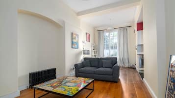 电视、壁炉、书