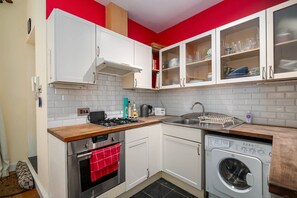Réfrigérateur, four, cafetière/bouilloire, grille-pain