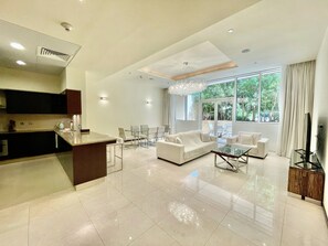 Căn hộ Deluxe | Bộ đồ giường cao cấp, màn/rèm cản sáng, bàn ủi/dụng cụ ủi quần áo 