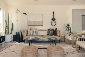 Téléviseur connecté, foyer, livres, sélection de musique