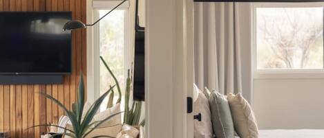 デスク、アイロン / アイロン台、旅行用ベビーベッド、WiFi (無料)