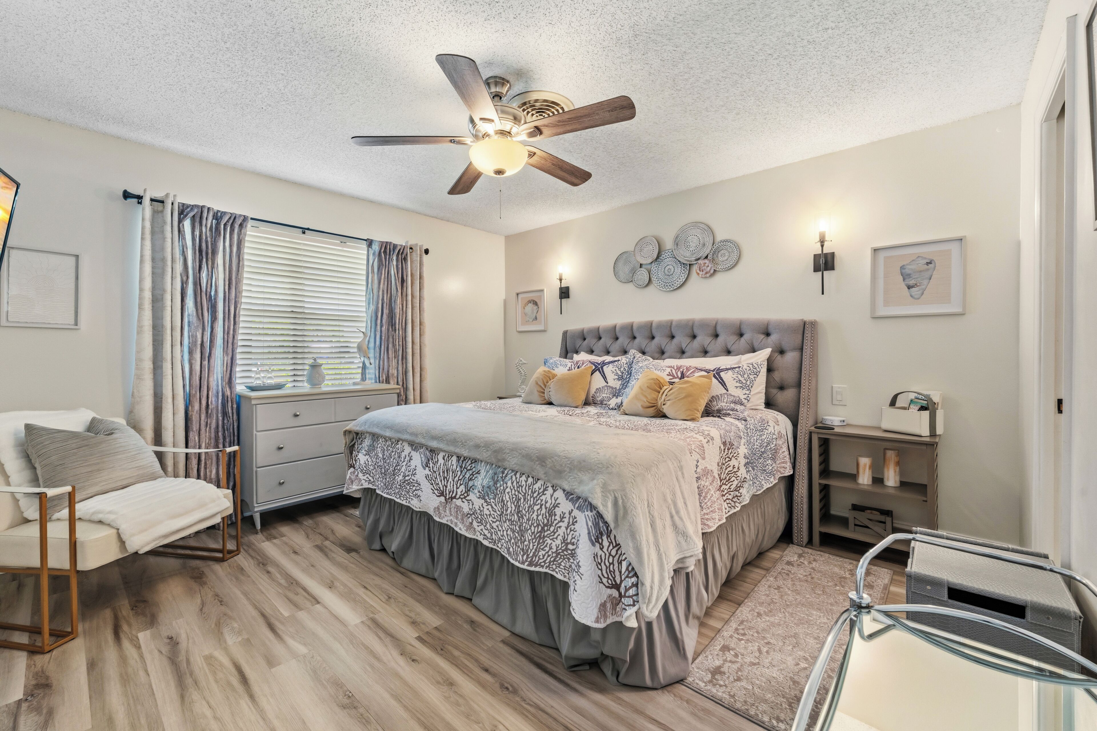 3 bedrooms, desk, iron/ironing board, travel crib