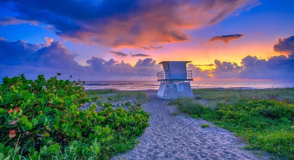 Ranta lähistöllä, rantapyyhkeitä