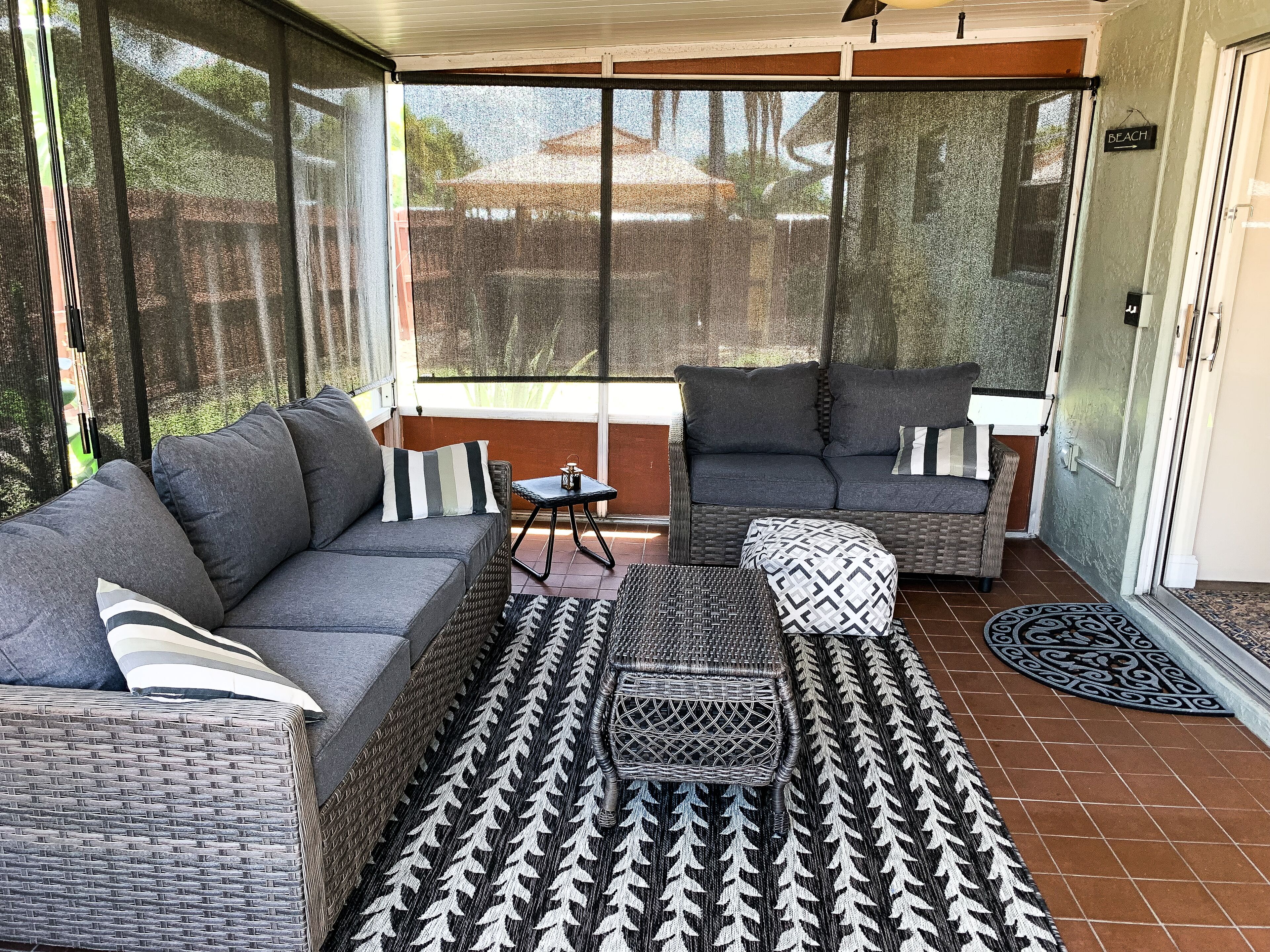 TV connectée, cheminée, lecteur de DVD, livres