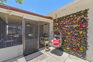 Terrace/patio - Discover Jensen Beach charm, 8-10 min drive to Jensen Beach and Stuart Beach (Jensen Beach)