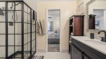 Combined shower/bathtub, hair dryer, towels, soap