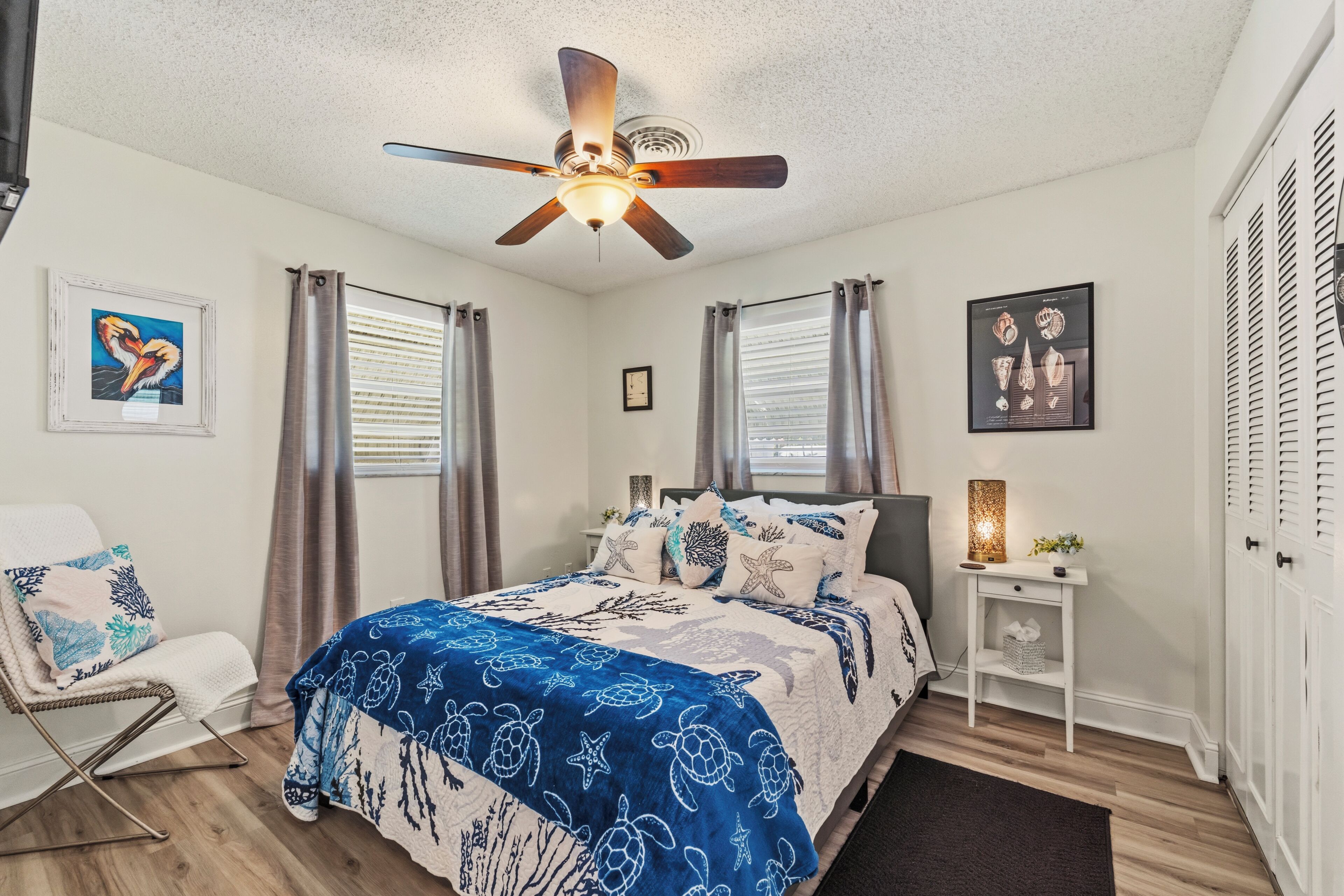 3 bedrooms, desk, iron/ironing board, travel cot