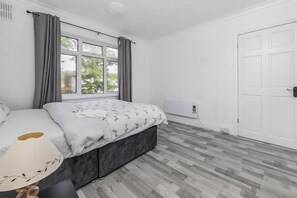 Maison | 4 chambres, fer et planche à repasser, accès au Wi-Fi (inclus)
