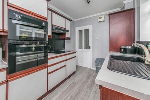 Ferienhaus | Eigene Küche | Kühlschrank, Mikrowelle, Ofen, Herdplatte