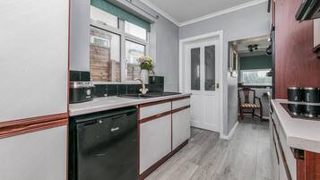 House | Private kitchen | Fridge, microwave, oven, stovetop