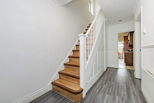 House - Sleeps 10 - Parking - Garden