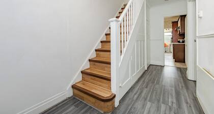 House - Sleeps 10 - Parking - Garden