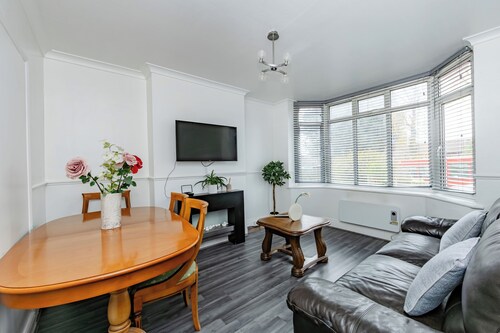 4br-sleeps10-parking-garden