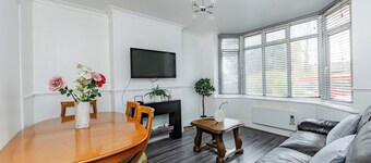4br-sleeps10-parking-garden