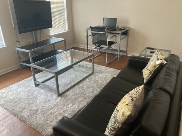 Living area - Lovely 1 bedroom space (Charlotte)