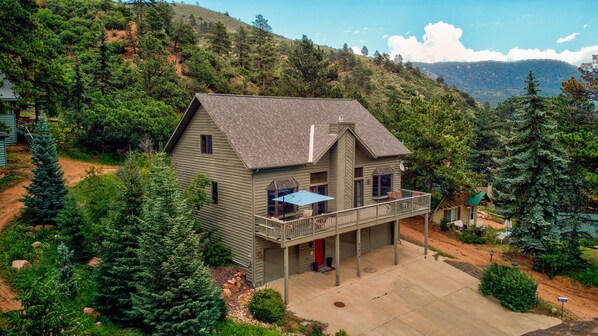 Exterior - 5 bd 4 bth, AC, fireplace, hikes, waterfalls, salt water hot tub, walk to town!  (Green Mountain Falls)