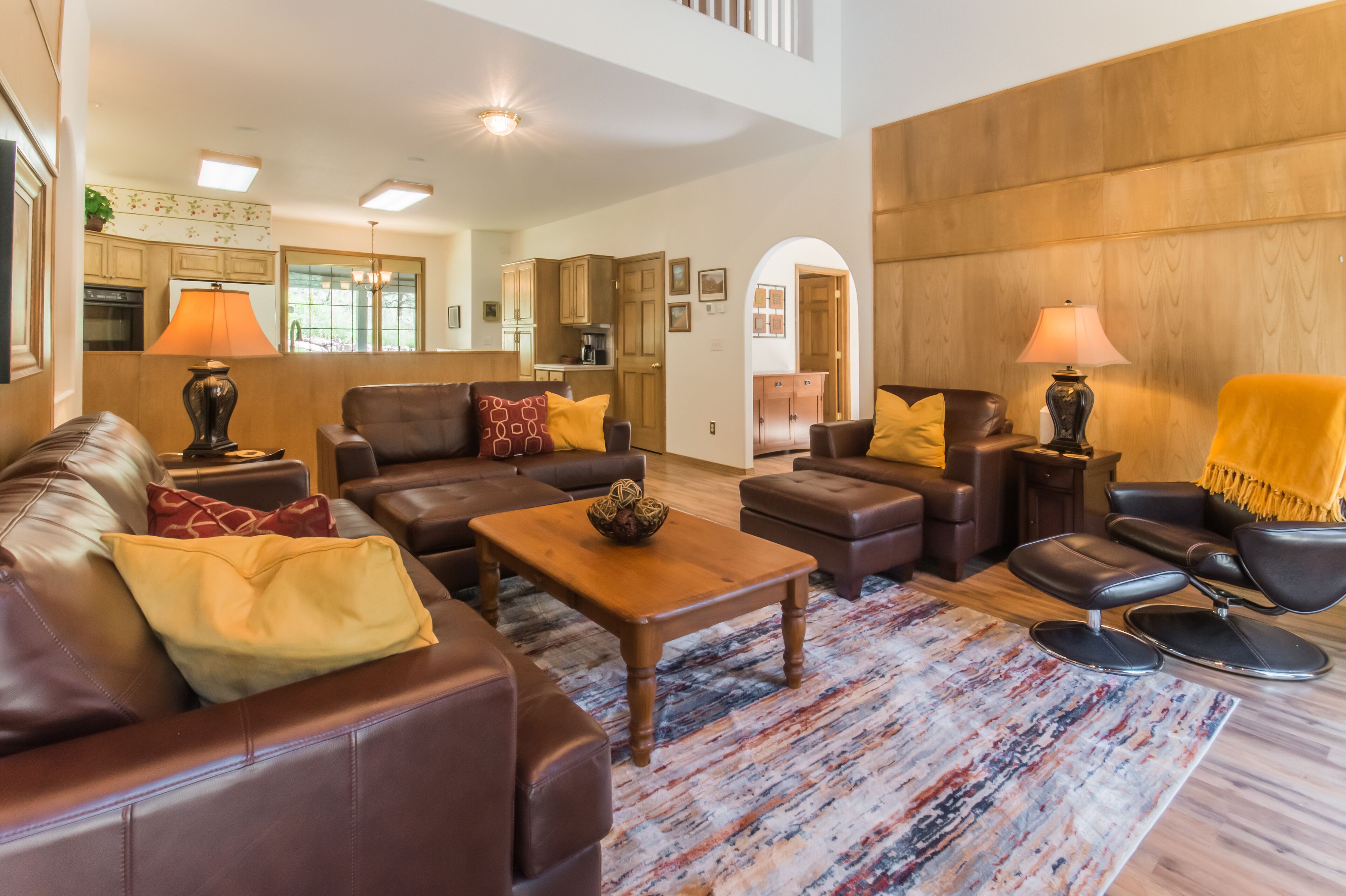 Een smart-tv, een open haard, boeken en een stereo