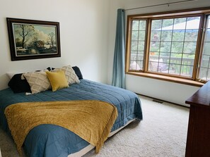 5 bedrooms, desk, iron/ironing board, travel crib - 5 bd 4 bth, AC, fireplace, hikes, waterfalls, salt water hot tub, walk to town!  (Green Mountain Falls)