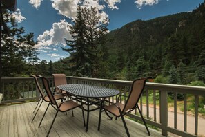 Outdoor dining - 5 bd 4 bth, AC, fireplace, hikes, waterfalls, salt water hot tub, walk to town!  (Green Mountain Falls)