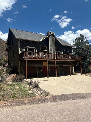 5 bd, 4 bth, A/C, new mattresses, hot tub, waterfalls, walk to town, trails!