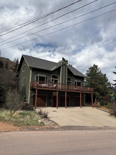 5 bd 4 bth, AC, fireplace, hikes, waterfalls, salt water hot tub, walk to town! 
