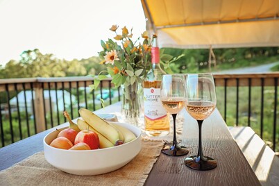 Glamping the w/ TV, Wi-fi & bunkbeds!