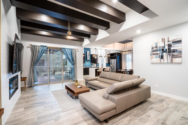 Smart TV, chimenea, estéreo, monitor de computadora