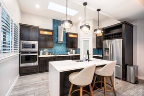 Fridge, microwave, oven, stovetop - VILLA WITH MASTER SUITE CLOSE TO SHOPPING 4 BR 3BA (EL PASO)