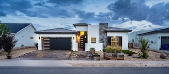 VILLA WITH MASTER SUITE CLOSE TO SHOPPING 4 BR 3BA