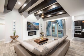 Smart TV, fireplace, stereo, computer monitors - VILLA WITH MASTER SUITE CLOSE TO SHOPPING 4 BR 3BA (EL PASO)