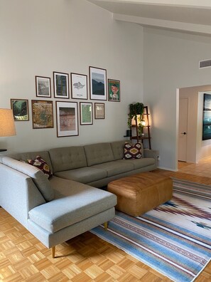 Smart TV, chimenea, estéreo y monitor de computadora 