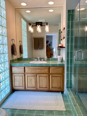Combined shower/tub, hair dryer, towels - Mesa Family Home - In walking distance to beaches, parks, shops, and restaurants (Santa Barbara)