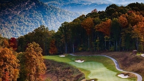 A golf course with a winding path, surrounded by autumn-colored trees and mountains in the background. - NEW High-Speed WiFi! Movie Theater, Pool Table & Hot Tub in Bear Lake Reserve!! (Tuckasegee)