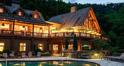 NEW! Movie Theater, Pool Table, Hot Tub and MORE in Bear Lake Reserve!!