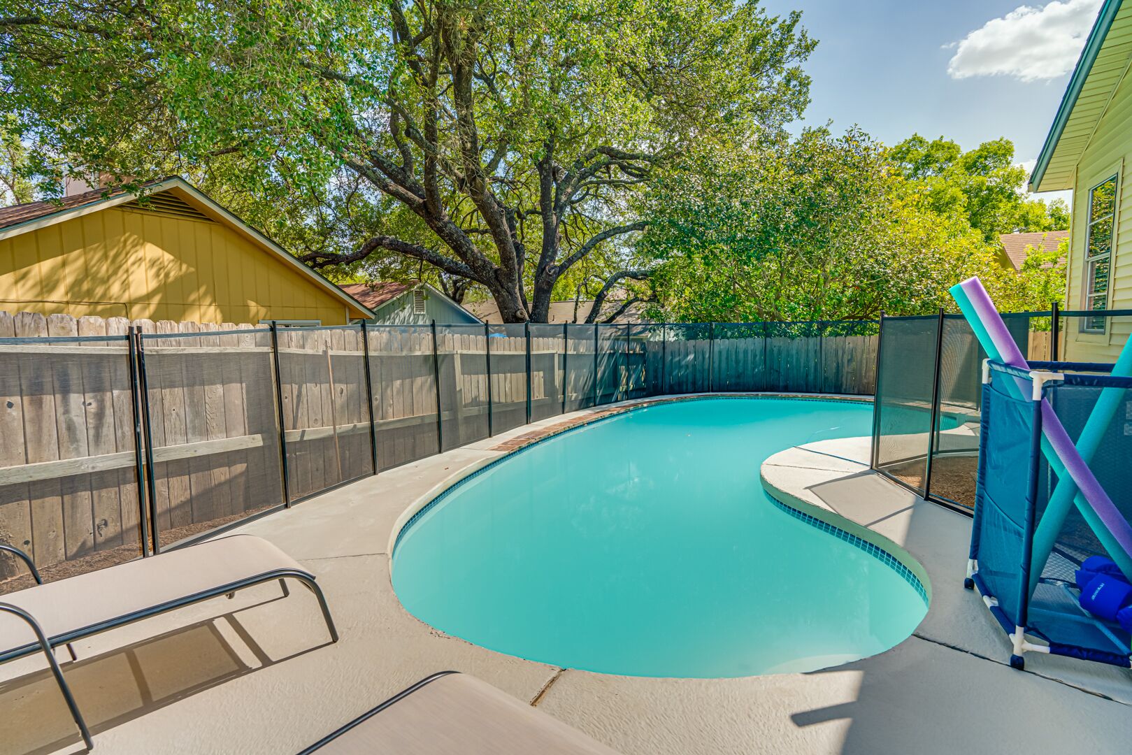 San Antonio Gem! Heated Pool, Games, Gym & Cozy Comforts
