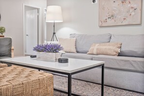 Smart-tv, tv-spel, ett bordtennisbord och böcker