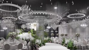A formal event space with round tables, chairs, and a central stage. - Dong'an Ziyuan Hotel (Zishui National Wetland Park High-Speed Railway Station Branch) (Dong'an)