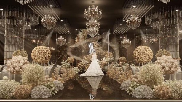A luxurious interior with a central chandelier, floral arrangements, and a reflective floor. - Dong'an Ziyuan Hotel (Zishui National Wetland Park High-Speed Railway Station Branch) (Dong'an)