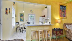 Un ambiente compatto con angolo cottura, zona pranzo e salottino.