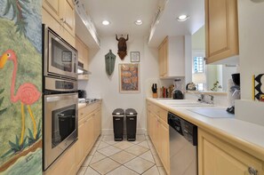 Frigorifero, forno, piano cottura, lavastoviglie